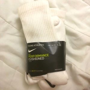 White Nike crew socks boys size 5-7Y